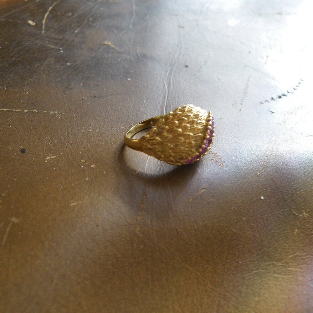 Vintage Antique 750 (18K Gold) Elegant Ring w/ Violet Sapphires